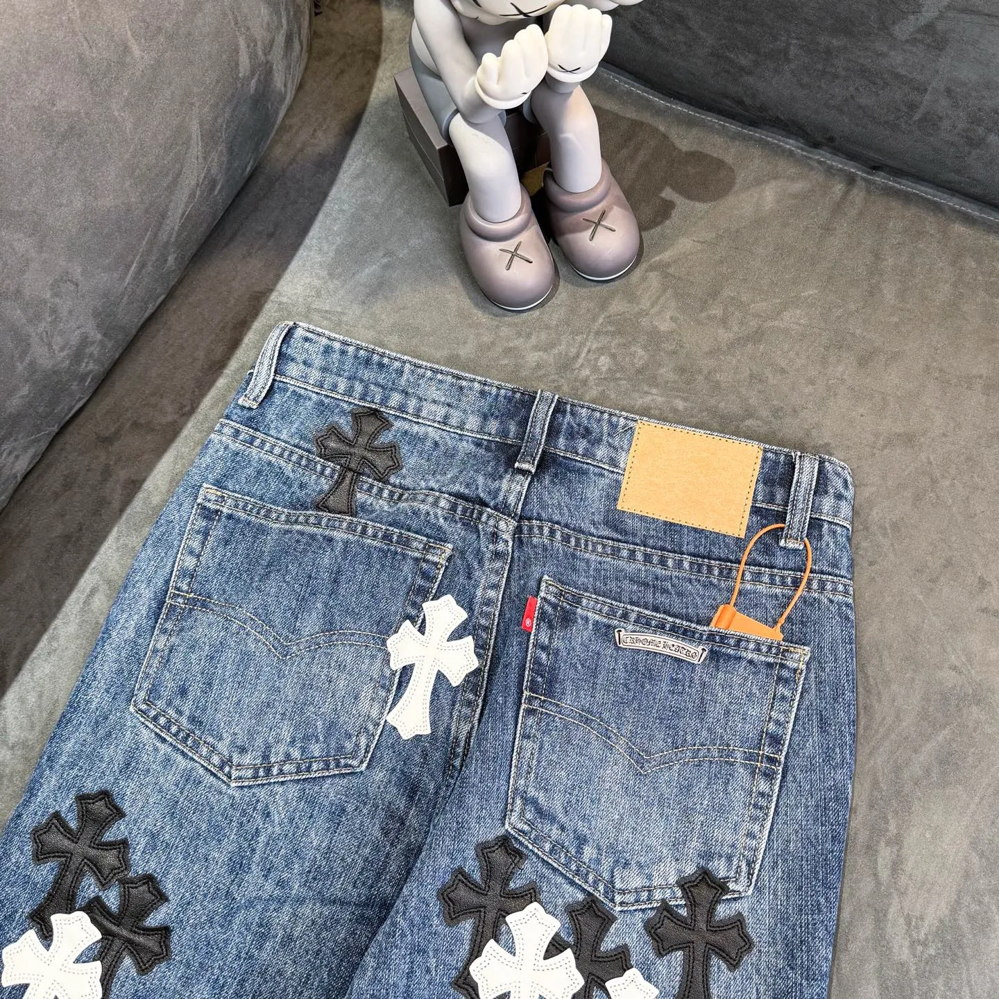 P270 ChromeHearts Chrome washed blue black and white leather straight pants, ceiling-level jeans, a pair is hard to find at the counter‼ ️About Zangyin✅This is an extremely luxurious fashion brand that can also be called the aristocracy of the high street. It has always been an exclusive brand for some hipsters or rich second generations. The color of this model is already very eye-catching by using a unique washed material. It is decorated with pink patch cross flowers, which cleverly highlights the charm of the brand. Secondly, this model adopts a classic high-waist cut design, which highlights the long legs and fashionable temperament of the upper body. The brand is highly recognizable and the slim-fitting configuration is more suitable for daily wear. The personality will be fashionable and the specifications can be seen at a glance. Materials and technology ✅ Needless to say, this point goes without saying. As an excellent craftsman brand, Zangyin's requirements for details and craftsmanship are really perfect. The washed color of this model has gone through a lot of processes, not to mention the embellishment of the denim appliqués. It is also purely handmade and sewn. Just like what they believe in, only handmade things have soul and have the meaning of wearing. A top-notch heavy-duty fashionable denim item, recommended by both hands‼ ️ Size: 28, 30, 32, 34, 36 (S-XXL) Color: blue Size reference: Pants length 100 102 104 106 106 Waist 72 76 80 84 88 Recommended weight S (about 110 pounds) M (about 120 pounds) L (about 140 pounds) XL (about 165) XXL (about 185)